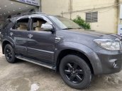 Cần bán nhanh Toyota Fortuner 2.7V đời 2011, màu xám, giá tốt