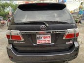 Cần bán nhanh Toyota Fortuner 2.7V đời 2011, màu xám, giá tốt