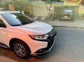 Cần bán nhanh chiếc Mitsubishi Outlander đã độ đời 2018, màu trắng