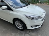 Gia đình bán Ford Focus Titanium đời 2019, màu trắng, xe nhập, giá 675tr