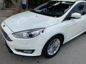 Gia đình bán Ford Focus Titanium đời 2019, màu trắng, xe nhập, giá 675tr