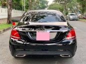 Bán xe Mercedes C300 đời 2018, màu đen còn mới