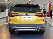 Kia Seltos 2020 Luxury màu vàng, đang giao xe cho các khách hàng, quý khách hàng nhanh tay đặt xe sớm nhé