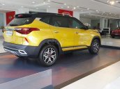 Kia Seltos 2020 Luxury màu vàng, đang giao xe cho các khách hàng, quý khách hàng nhanh tay đặt xe sớm nhé