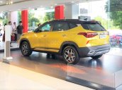 Kia Seltos 2020 Luxury màu vàng, đang giao xe cho các khách hàng, quý khách hàng nhanh tay đặt xe sớm nhé