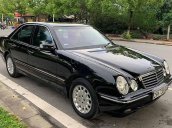 Bán Mercedes E class sản xuất 2000, màu đen còn mới, giá 180tr