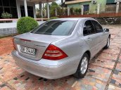 Cần bán gấp Mercedes C180 đời 2004, màu bạc còn mới 