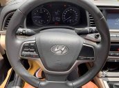 Cần bán gấp Hyundai Elantra 2018, màu đen còn mới  