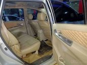 Bán Toyota Innova 2.0E sản xuất 2015, màu bạc xe gia đình