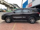 Bán xe Toyota Fortuner 2.7V đời 2017, màu đen, giá tốt