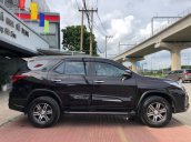 Bán xe Toyota Fortuner 2.7V đời 2017, màu đen, giá tốt