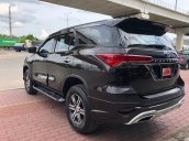 Bán xe Toyota Fortuner 2.7V đời 2017, màu đen, giá tốt