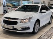 Bán xe Chevrolet Cruze LT đời 2017, màu trắng số sàn, biển Sài Gòn