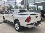 Bán Toyota Hilux 2.8L 4X4 AT năm 2017, màu trắng, xe nhập số tự động, giá 719tr