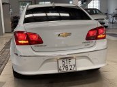 Bán xe Chevrolet Cruze LT đời 2017, màu trắng số sàn, biển Sài Gòn