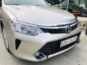 Cần bán xe Toyota Camry 2017, màu ghi vàng