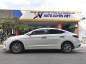 Cần bán gấp Hyundai Elantra 1.6MT sản xuất 2019, màu trắng đẹp như mới