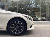 Bán Mercedes C200 đời 2019 màu trắng siêu sang trọng