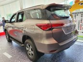 "HOT" Toyota Fortuner 2.4G MT- 995 triệu - đưa 250 triệu lấy xe - ưu đãi quà tặng theo xe