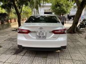 Cần bán Toyota Camry 2020, màu trắng, xe nhập còn mới