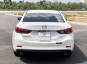 Cần bán gấp Mazda 6 2.0AT đời 2016, màu trắng còn mới