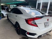 Cần bán gấp Honda Civic năm 2017, màu trắng còn mới