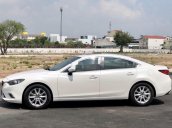 Cần bán gấp Mazda 6 2.0AT đời 2016, màu trắng còn mới