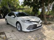 Cần bán Toyota Camry 2020, màu trắng, xe nhập còn mới