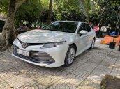 Cần bán Toyota Camry 2020, màu trắng, xe nhập còn mới