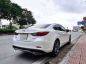 Cần bán xe Mazda 6 2.0Premium năm 2019, màu trắng còn mới  