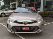 Cần bán xe Toyota Camry năm sản xuất 2016, màu ghi vàng, giá tốt