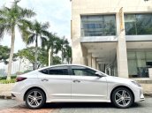 Bán Hyundai Elantra năm 2019, màu trắng