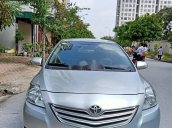 Cần bán lại xe Toyota Vios năm sản xuất 2010, màu bạc