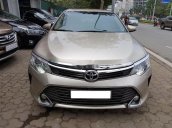 Bán Toyota Camry năm 2015, màu vàng cát