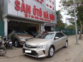 Bán Toyota Camry năm 2015, màu vàng cát