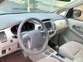 Cần bán lại xe Toyota Innova 2.0V đời 2015, màu bạc xe gia đình, giá 487tr