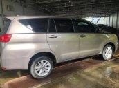 Gia đình bán Toyota Innova năm sản xuất 2017, màu ghi vàng