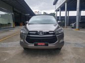Cần bán lại xe Toyota Innova E sản xuất năm 2019, màu xám  