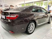 Xe Toyota Camry năm 2018, màu nâu còn mới