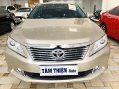 Cần bán gấp Toyota Camry đời 2014, màu vàng cát