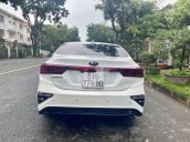 Cần bán xe Kia Cerato năm sản xuất 2019, màu trắng, giá 615tr 