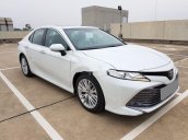 Bán Toyota Camry đời 2020, màu trắng, đã sử dụng