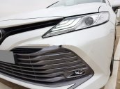 Bán Toyota Camry đời 2020, màu trắng, đã sử dụng