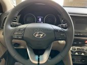 Bán xe Hyundai Elantra đời 2020, màu trắng, số tự động