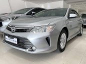 Bán Toyota Camry sản xuất 2016, màu bạc xe gia đình, giá tốt