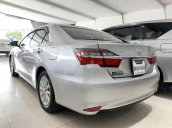 Bán Toyota Camry sản xuất 2016, màu bạc xe gia đình, giá tốt