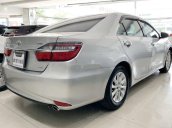 Bán Toyota Camry sản xuất 2016, màu bạc xe gia đình, giá tốt