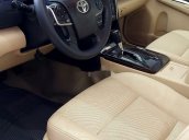 Bán Toyota Camry sản xuất 2016, màu bạc, biển TP, có trả góp