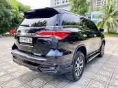 Cần bán gấp Toyota Fortuner 2.8V 4x4 AT đời 2019, màu đen, xe nhập