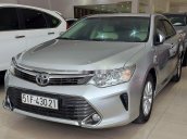 Bán Toyota Camry sản xuất 2016, màu bạc, biển TP, có trả góp